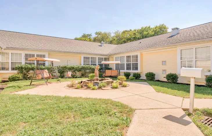 Courtyard at American House Hendersonville Retirement Community